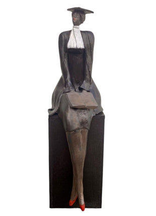 Keramisch beeld “Advocaat 3” – zittende vrouw – inclusief houten sokkel – ideaal relatiegeschenk/afscheid – 38x12x9 cm