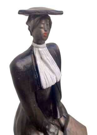 Keramisch beeld “Advocaat 3” – zittende vrouw – inclusief houten sokkel – ideaal relatiegeschenk/afscheid – 38x12x9 cm