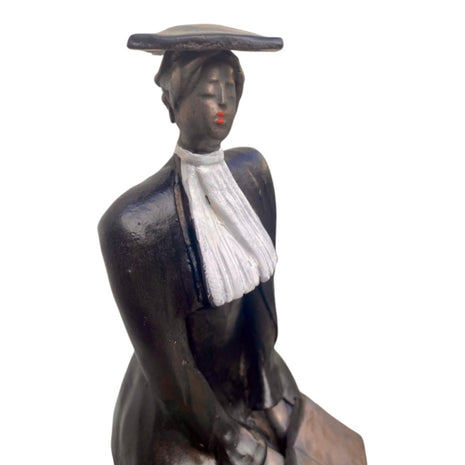 Keramisch beeld “Advocaat 3” – zittende vrouw – inclusief houten sokkel – ideaal relatiegeschenk/afscheid – 38x12x9 cm