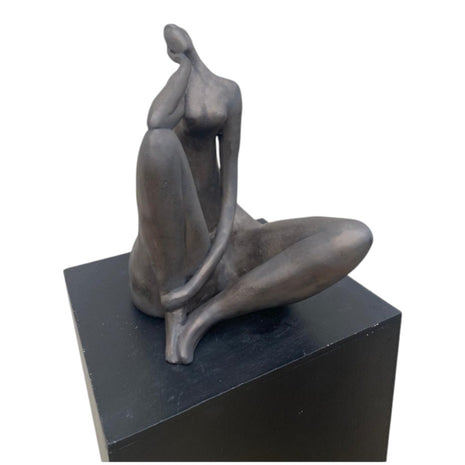 Keramisch beeld “Alone with my thoughts” – zittend kunstwerk – 27x20x17 cm handgemaakt keramiek