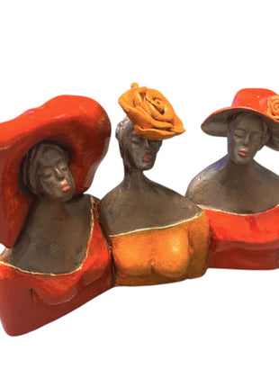 Keramisch beeld “Always together” – 3 vrouwen met hoed – oranje/rood – 12x17x7 cm handgemaakt