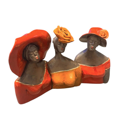 Keramisch beeld “Always together” – 3 vrouwen met hoed – oranje/rood – 12x17x7 cm handgemaakt