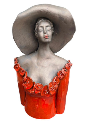 Keramisch borstbeeld “Attraction” – rood – vrouw met hoed – handgemaakt kunstcadeau – 20x10x6 cm