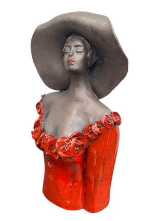 Keramisch borstbeeld “Attraction” – rood – vrouw met hoed – handgemaakt kunstcadeau – 20x10x6 cm