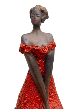 Keramisch beeld “Attention” – incl. houten sokkel – handgemaakt kunstgeschenk – 43x10x11 cm