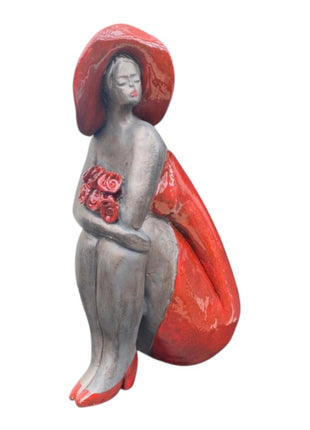 Keramisch beeld “Attractive Woman” – zittende vrouw met hoed – handgemaakt kunstcadeau – 23x15x9 cm