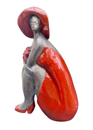 Keramisch beeld “Attractive Woman” – zittende vrouw met hoed – handgemaakt kunstcadeau – 23x15x9 cm