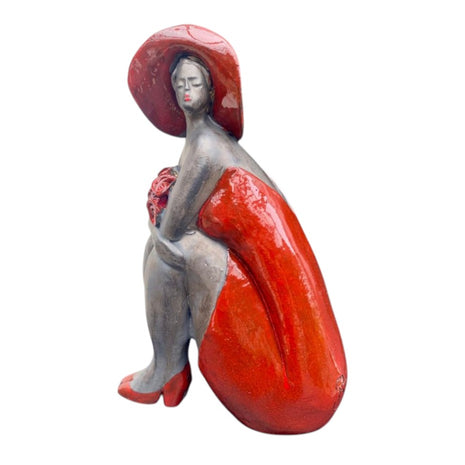 Keramisch beeld “Attractive Woman” – zittende vrouw met hoed – handgemaakt kunstcadeau – 23x15x9 cm