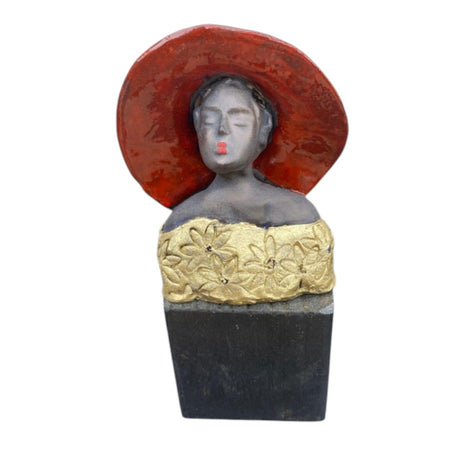 Keramisch borstbeeld goud – vrouw met hoed – incl. zuiltje – handgemaakt mini kunstwerk – 11x7x5 cm