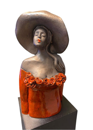 Keramisch borstbeeld “Charmes” – handgemaakt – dame met hoed – 20x10x6 cm kunstwerk
