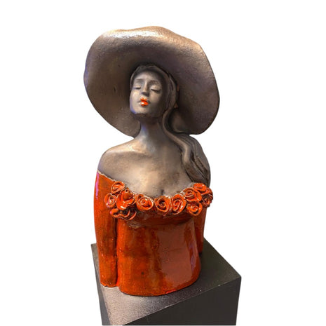 Keramisch borstbeeld “Charmes” – handgemaakt – dame met hoed – 20x10x6 cm kunstwerk