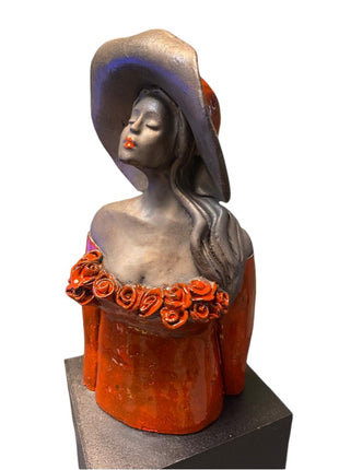 Keramisch borstbeeld “Charmes” – handgemaakt – dame met hoed – 20x10x6 cm kunstwerk