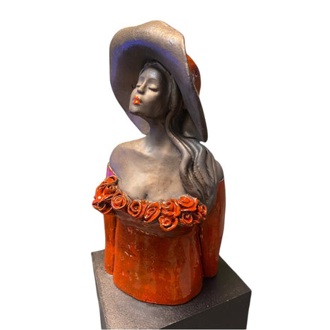 Keramisch borstbeeld “Charmes” – handgemaakt – dame met hoed – 20x10x6 cm kunstwerk