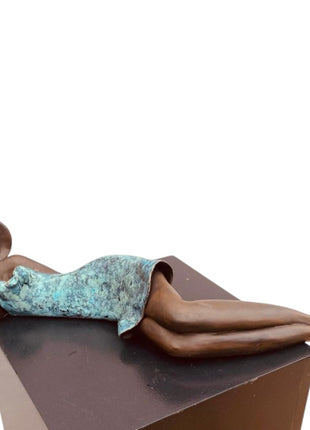 Keramisch beeld “Dreamer” – liggende vrouw met hoed – brons groen – handgemaakt kunstcadeau – 11x42 cm