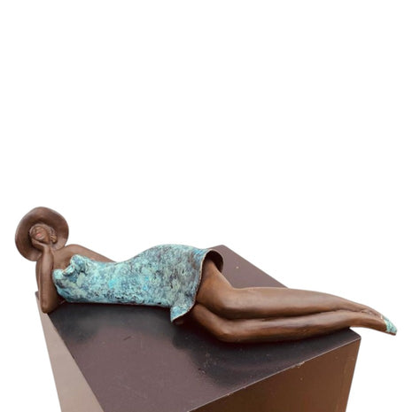 Keramisch beeld “Dreamer” – liggende vrouw met hoed – brons groen – handgemaakt kunstcadeau – 11x42 cm