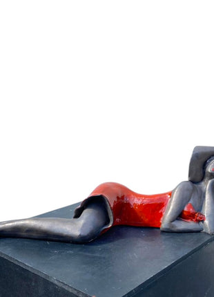 Keramisch beeld “De Napret” – handgemaakt liggend kunstwerk rood – 11x36x10 cm
