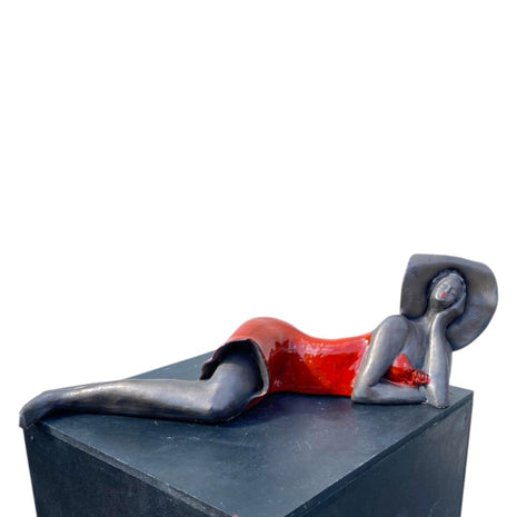 Keramisch beeld “De Napret” – handgemaakt liggend kunstwerk rood – 11x36x10 cm