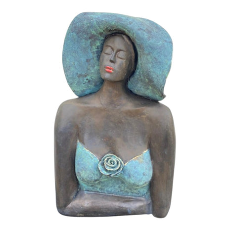 Keramisch borstbeeld “Eigenwijs” – vrouw met hoed – brons groen – handgemaakt – 24x14x7 cm