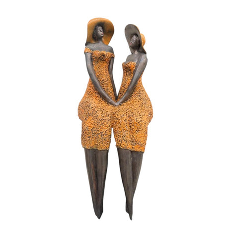 Keramisch beeld “Friends” – 2 zittende vrouwen – oranje – handgemaakt – 40x17x11 cm