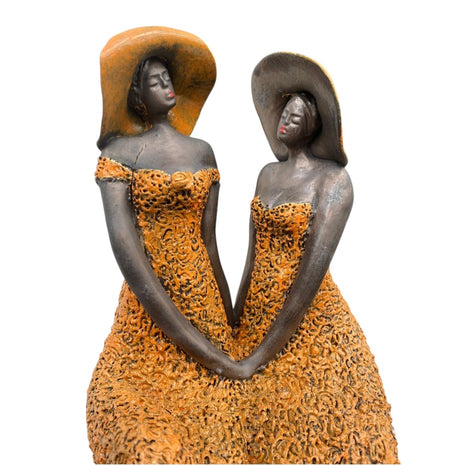 Keramisch beeld “Friends” – 2 zittende vrouwen – oranje – handgemaakt – 40x17x11 cm