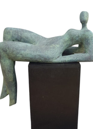 Keramisch beeld “Genietend van de rust” – liggend brons‑groen kunstwerk – handgemaakt – 12x22x9 cm