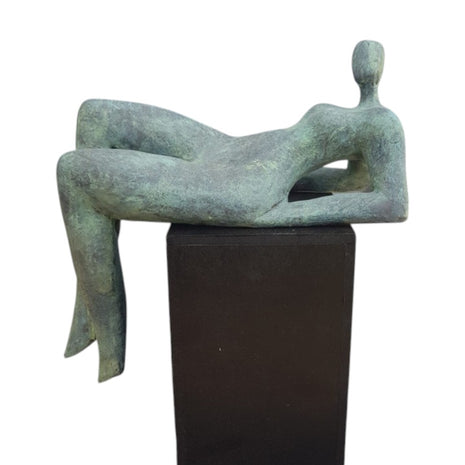 Keramisch beeld “Genietend van de rust” – liggend brons‑groen kunstwerk – handgemaakt – 12x22x9 cm
