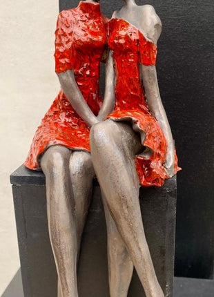 Zittende Vrouwen van Keramiek - Keramisch Beeld - Rood - Bernadette te Wierik