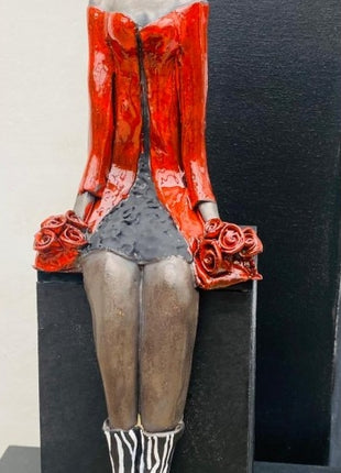 Vrouwenfiguur van Keramiek - Beeld Met Houten Sokkel - Rood - Bernadette te Wierik