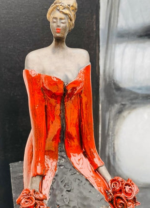 Vrouwenfiguur van Keramiek - Beeld Met Houten Sokkel - Rood - Bernadette te Wierik