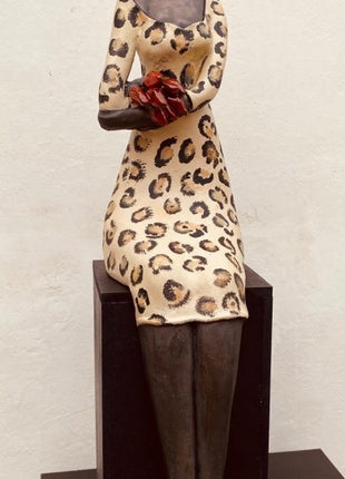 Zittende Vrouw met Panterprint - Keramische Kunst - Beeld van Keramiek - Bernadette te Wierik