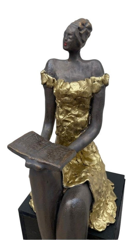 Handgemaakt Keramisch Beeld Zittende Vrouw Leest Boek Goud Weersbestendig 33 cm