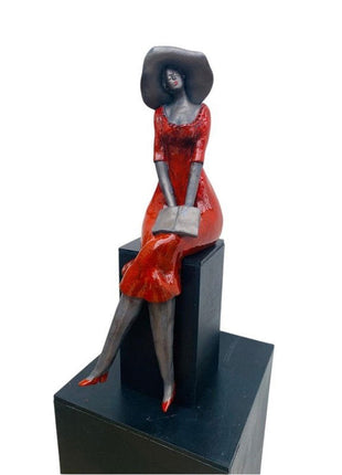 Keramisch Beeld Zittende Vrouw Rood Handgemaakt Met Boek Inclusief Houten Zuiltje 43 cm