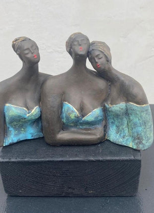 Keramisch Beeld 3 Zussen Familie Handgemaakt Incl. Houten Zuiltje