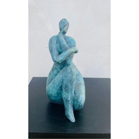 Keramisch Beeldje ‘In Alle Rust’ – Bronsgroen – Handgemaakt – 20×10×11 cm – Kunstdecoratie