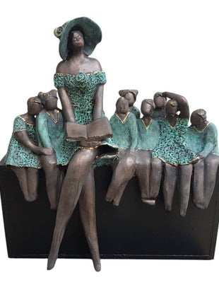 Klasje incl. houten Sokkel - Keramisch Beeld Schoolklas - Kinderen - Keramiek