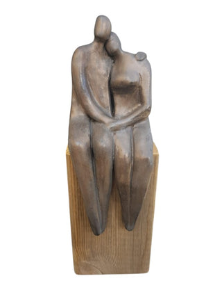 Happy Couple - Keramisch Beeld incl. houten sokkel - Bernadette te Wierik