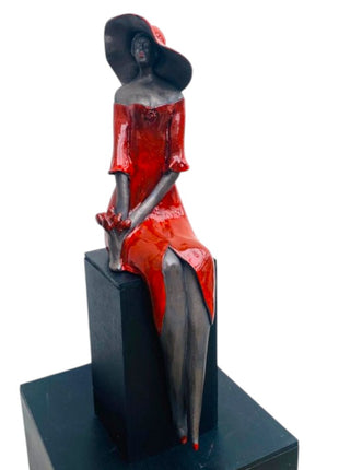 Woman in red incl. houten sokkel - Zittende Vrouw van Keramiek - Keramische Kunst - Bernadette te Wierik