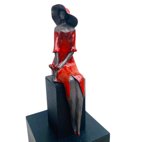 Woman in red incl. houten sokkel - Zittende Vrouw van Keramiek - Keramische Kunst - Bernadette te Wierik
