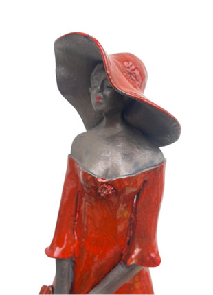 Woman in red incl. houten sokkel - Zittende Vrouw van Keramiek - Keramische Kunst - Bernadette te Wierik