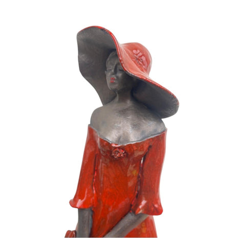Woman in red incl. houten sokkel - Zittende Vrouw van Keramiek - Keramische Kunst - Bernadette te Wierik