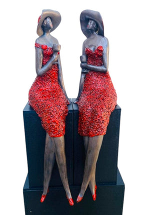 Aan het genieten - Zittende vrouwen van Keramiek - Keramische Beeld Rood - Incl. Houten zuiltjes