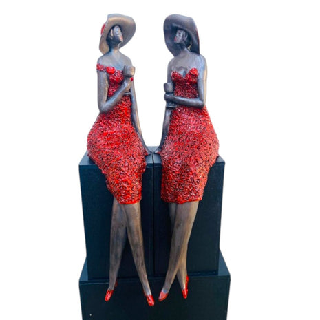 Aan het genieten - Zittende vrouwen van Keramiek - Keramische Beeld Rood - Incl. Houten zuiltjes