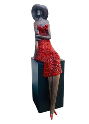 Aan het genieten incl. houten zuiltje - Zittende vrouw van Keramiek Rood - Bernadette te Wierik