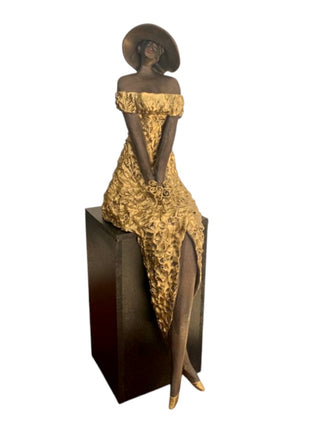 Golden lady incl. houten sokkeltje - Keramische Kunst Goud - Zittende Vrouwenfiguren Keramiek - Bernadette te Wierik