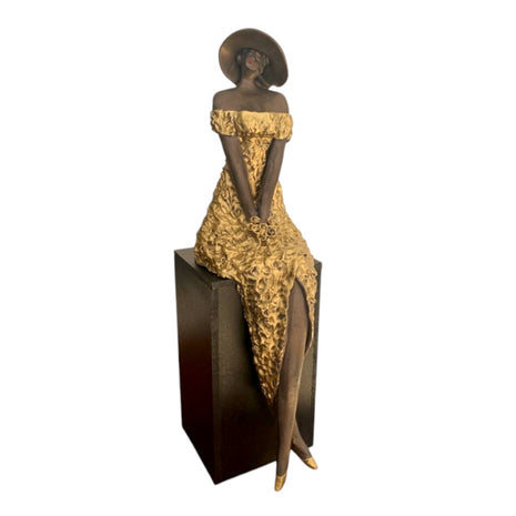 Golden lady incl. houten sokkeltje - Keramische Kunst Goud - Zittende Vrouwenfiguren Keramiek - Bernadette te Wierik