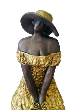 Golden lady incl. houten sokkeltje - Keramische Kunst Goud - Zittende Vrouwenfiguren Keramiek - Bernadette te Wierik