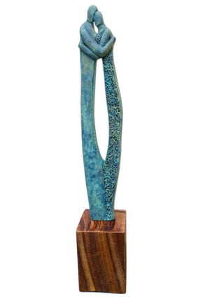 Forever together incl. houten zuiltje - Keramisch Beeldje - Keramiek - Kunst - Bernadette te Wierik