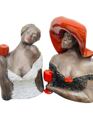 Enjoy a glass of wine - Keramische beeldjes - Keramiek - Kunst - Bernadette te Wierik