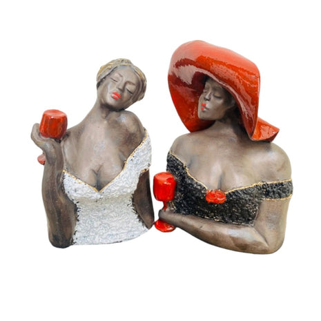 Enjoy a glass of wine - Keramische beeldjes - Keramiek - Kunst - Bernadette te Wierik