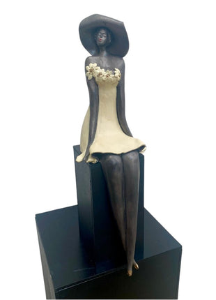 Arrogantie incl. houten sokkel - Zittend Beeld Keramiek - Vrouwenfiguur - Keramisch Beeld - Bernadette te Wierik